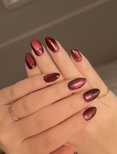 Cateye Red Nails, Cat Eye Burgundy Nails, Fall Cateye Nails Designs, Red Nails Cat Eye, Burgundy Cat Eye Nails, Cat Eye Nails Ideas, Fall Cateye Nails, Red Magnetic Nails, Red Cat Eye Nails Design