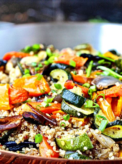 Veggie Quinoa Salad, Vegetarian Party Food, Quinoa Dishes, Roasted Vegetable Salad, Vegetable Quinoa, Roasted Vegetable Recipes, Quinoa Healthy, Veggie Bowl, Quinoa Recipes