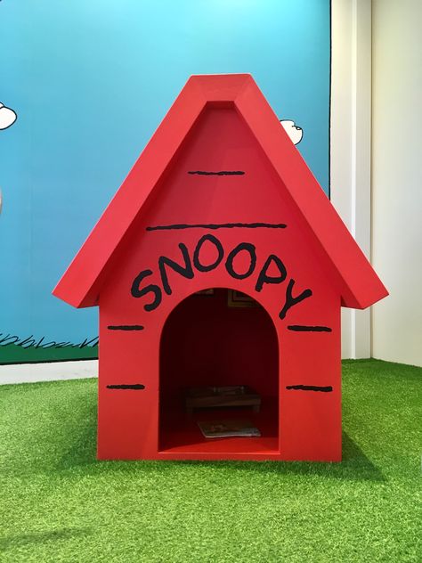 Snoopy House Diy, Dog House Inside, Snoopy House, Snoopy Doghouse, Birthday Classroom, Peanuts Wallpaper, Snoopy Dog House, Hall Decorations, Ward Christmas Party