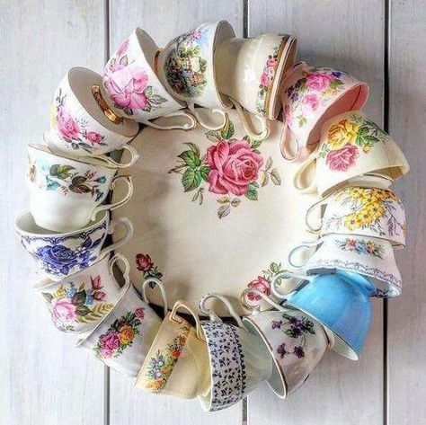 Plate Wreaths, Plate Wreath, Tea Cup Crafts, Shabby Chic Diy Crafts, Shabby Chic Party, Teacup Crafts, Cup Crafts, Shabby Chic Crafts, Shabby Chic Diy