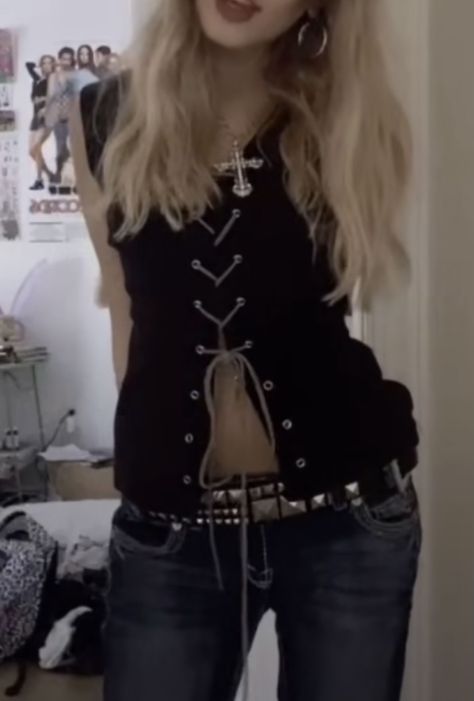 ratfairy666 on tiktok Thirteen Clothing Aesthetic, Thirteen 2003 Outfit, Thirteen Outfits, 2000s Fashion Outfits, Swaggy Outfits, Alternative Outfits, 2000s Fashion, Edgy Outfits, Grunge Outfits