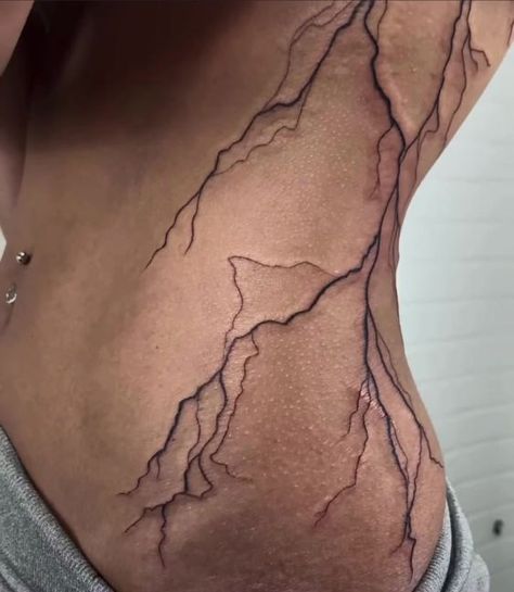 Linework Back Tattoo, Lightning Tattoo Women, Lightning Strike Tattoo, Blitz Tattoo, Lightning Tattoo, Pretty Hand Tattoos, Retro Tattoos, Muster Tattoos, Dope Tattoos For Women