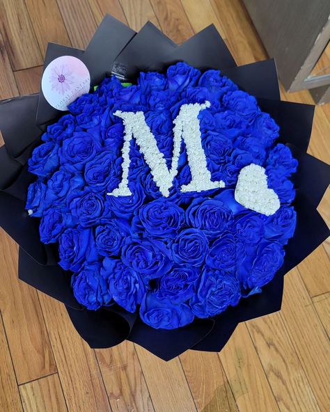 50 counts with a inicial Blue! ____________💙_____________ Las favoritas! . Pre-Order your bouquet 💐 for any occasions. Add On's available, Crowns 👑, balloons 🎈, toppers , Sash , pins 📌, chocolates 🍫 Dm or send a whatsapp to 914-648 2510 Delivery available 📍Yonkers,NY Follow me! . #blueroses #instagram #newpost #parati #love #couples #surprise #aesthetic #organic ##explorepage #yonkers #nyc Dark Blue Roses Bouquet, Blue Roses Bouquet, Dark Blue Roses, Royal Blue Bouquet, Royal Blue Roses, Pretty Flowers Pictures, Roses Bouquet, Blue Bouquet, 17th Birthday