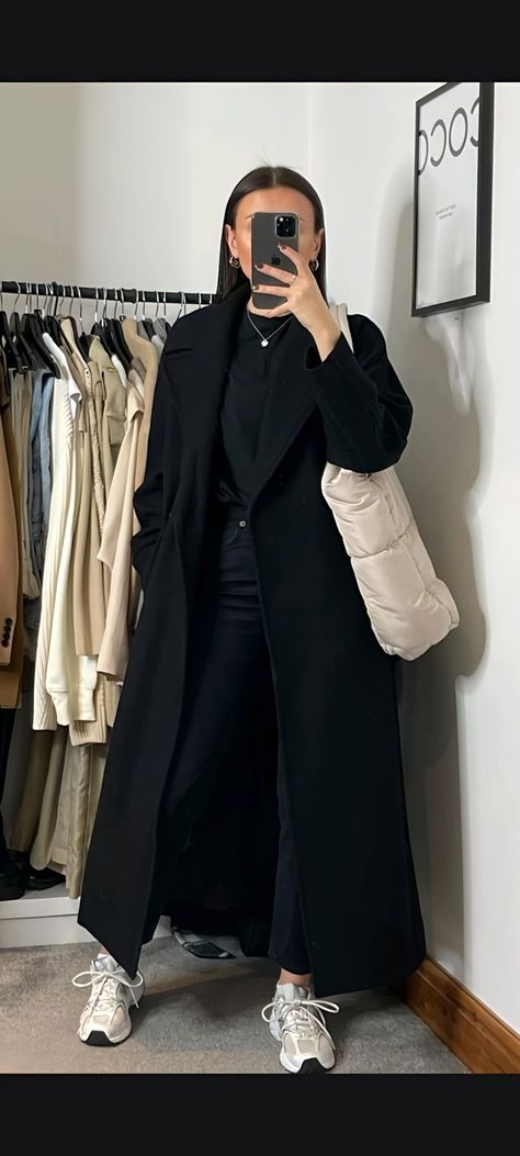 Winter Job Outfit, Black Wool Coat Women Outfit, All Black Outfit For Work Casual, Wool Coat Women Outfit, Minimalist Outfits Women Minimal Chic, Minimalist Fits, Minimalist Outfits Women, Modest Work Outfits, All Black Outfit For Work