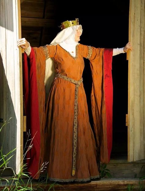 Very nice 12th century Bliaut! Anglo Saxon Dress, 12 Century Clothing, 12th Century Clothing Women, Bliaut Dress, Middle Ages Costume, 13th Century Dress, 12th Century Fashion, 12th Century Dress, 12th Century Clothing