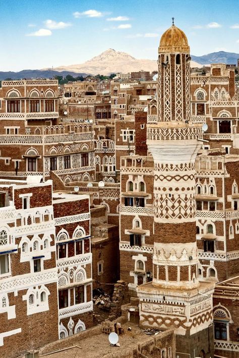 Yemen Sanaa, Persian Architecture, Eco Lodge, Green Architecture, Traditional Building, Asia Travel Guide, Walled City, Traditional Architecture, Islamic Architecture