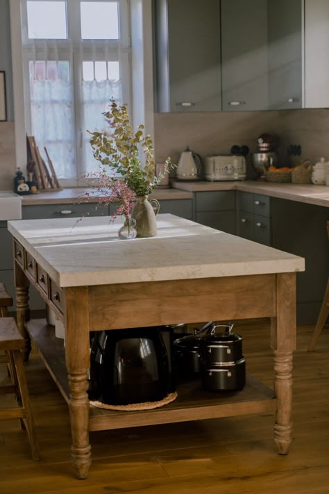 Her86m2 Kitchen, Furniture Island Kitchen, Old Table Kitchen Island, Antique Table Kitchen Island, Wooden Kitchen Island Ideas, Table As Island, Baking Island, Old Farmhouse Aesthetic, Spot Light Photoshoot