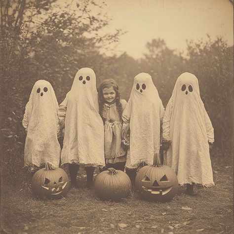 Haunted Vintage Halloween Halloween Image with Vector Outline Halloween Picture Printables, Halloween Photo Booths, Old Halloween Photos, Vintage Halloween Printables, Gel Prints, Vintage Halloween Photos, Deep Photos, Creepy Vintage, Halloween Events