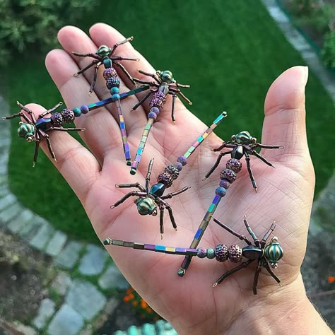 Insect jewelry Beaded Dragonfly, Beaded Spiders, Insect Jewelry, Beaded Crafts, Handmade Wire Jewelry, Work Jewelry, Beaded Animals, Beaded Ornaments, Wire Crafts