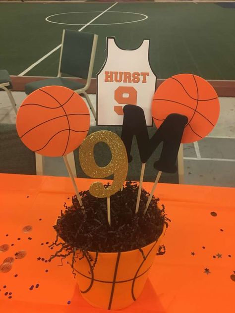 Basketball birthday party | CatchMyParty.com Basketball Birthday Party Ideas, Basketball Themed Birthday Party, Basketball Theme Birthday, Basketball Birthday Party, Ball Birthday Party, Banquet Centerpieces, Themed Centerpieces, Basketball Theme Party, Basketball Decorations