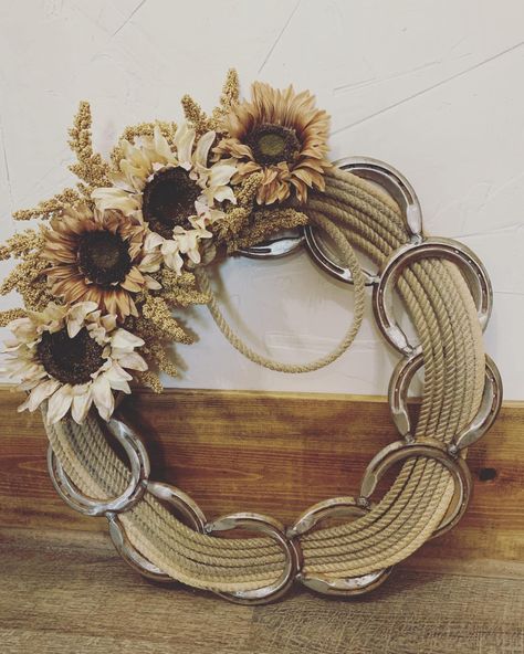 Wire Welding Projects, Horse Shoe Wreaths, 4 H Craft Ideas, 4h Project Ideas For Fair, Horse Shoes Crafts, 4h Project Ideas, Western Crafts Diy, Rope Wreaths, Horseshoe Wreath