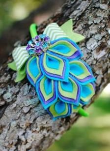 Jewelry Craft Ideas - Pandahall.com Felt Peacock Feathers, Felt Peacock, Felt Headband, Diy Bows, Felt Brooch, Diy Headband, Peacock Feathers, Diy Hair Accessories, Felt Diy