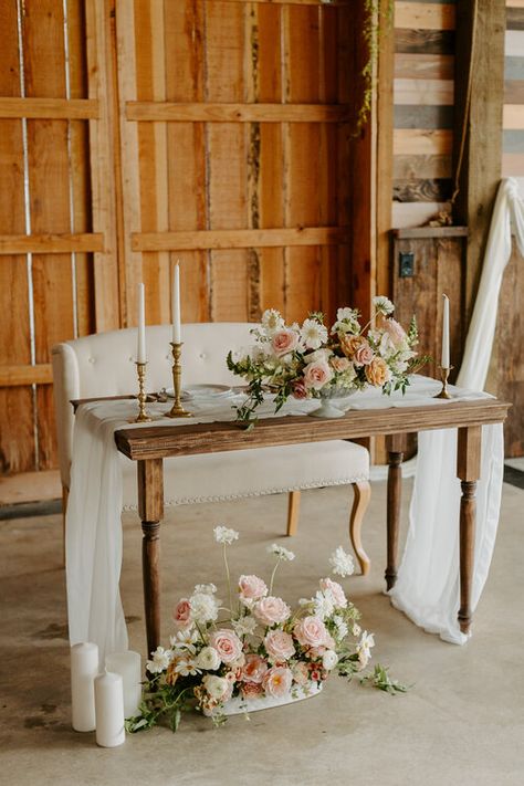 Vintage Sweetheart Table, Vintage Wedding Cake Table, Sweetheart Table Flowers, Head Table Wedding Decorations, Sweetheart Table Decor, Head Table Decor, Head Table Wedding, Head Tables, Sweetheart Table Wedding