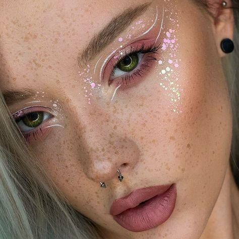 Coachella Makeup, Maquillage On Fleek, Vampire Bride, Rhinestone Makeup, Fest Outfits, Rave Makeup, Ethereal Makeup, Fairy Makeup, Mermaid Makeup