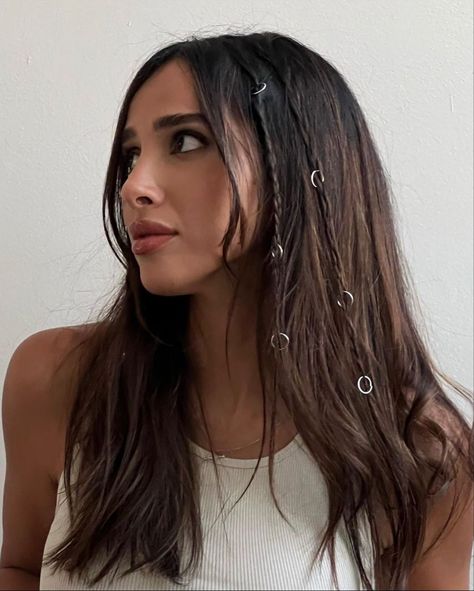 Long Hair, Don't Care: Gorgeous Styles for Lengthy Locks Easy Coachella Hairstyles, Hair Styles For Concerts Long Hair, Random Braids Throughout Hair, Hair Rings Hairstyles, Rock Concert Hairstyles, Clubbing Hair, Hairstyles Festival, Festival Hair Ideas, Festival Hair Braids