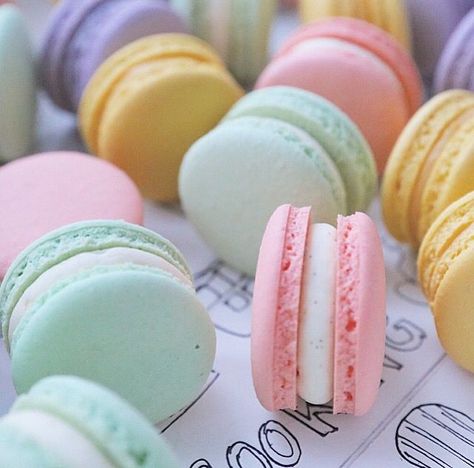 ~❤~  on We Heart It Macaron Wallpaper, Pastel Macarons, Pastel Desserts, Kue Macaroon, Macaron Cookies, Pastel Candy, Macaroon Recipes, Macaron Recipe, Milk Shakes