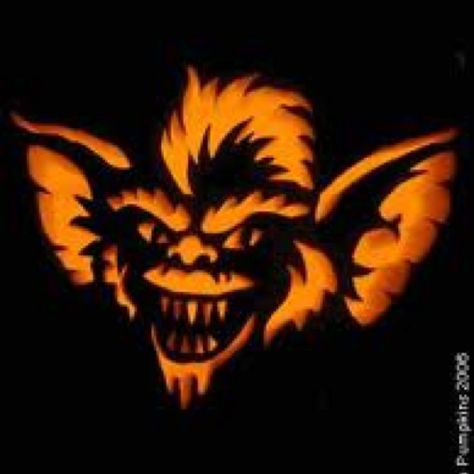 Gremlins Gremlin Pumpkin, Gremlins Art, Halloween Pumpkins Carvings Designs, Halloween Fangs, Pumpkins Carving, Theater Props, Pumpkin Carver, Pumkin Carving, Halloween Pumpkin Carving Stencils