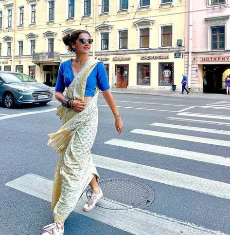 Tapsee Pannu Style Saree, Tapsee Pannu Style, Tapsee Pannu Saree, Tapsee Pannu, Saree Blue, Taapsee Pannu, White Saree, Casual Saree, Breezy Dress