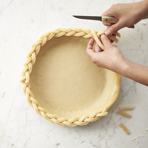 Pastry 101: How to braid pie dough - Chatelaine Braided Pie Crust, Lattice Pie Crust, Decorative Pie Crust, Pie Crust Designs, Pie Decoration, Bourbon Pecan Pie, Easy Pie Crust, Pies Art, Pastry Design