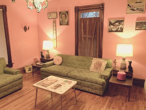 Retro Pink Living Room, Kitschy Living Room, 50s Living Room Vintage, 50s Apartment, 1950 Interior Design, 50s Living Room, 60s Room, 60s Living Room, 1950s Interior Design