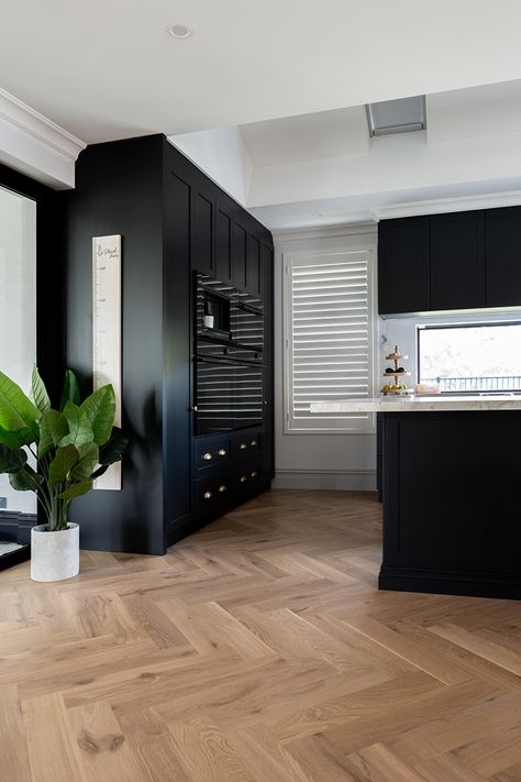 Contemporary minimalistic interior in a private house in Perth, Western Australia. Coswick Ginger Herringbone flooring was used in the project. Design by: Shane Le Roy Coswick’s distributor in Australia: Woodpecker Flooring Dealer: Touch of Class Flooring Project by Net Construction, Coswick’s partner in Australia. #Coswick #Hardwood #Flooring #oakflooring #parquet #parquetflooring #Herringbone Black Floorboards Kitchen, Dark Herringbone Floor Kitchen, Black Kitchen Herringbone Floor, Kitchen Herringbone Floor, Black Parquet Flooring, Black Herringbone Floor, Black Stained Parquet Floors, Herringbone Hardwood Floors, All Black Kitchen