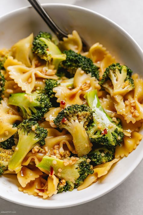 garlic broccoli stir fry recipe – This broccoli stir fry recipe with pasta cannot get easier or quicker! It’s loaded with flavor and ready in less than 30mn. CLICK HERE to get the recipe Garlic Broccoli Stir Fry, Pasta Recipes Video, Garlic Broccoli, Vegetarian Pasta Recipes, Broccoli Stir Fry, Stir Fry Recipe, Pasta Dinner Recipes, Vegetarian Pasta, Makanan Diet