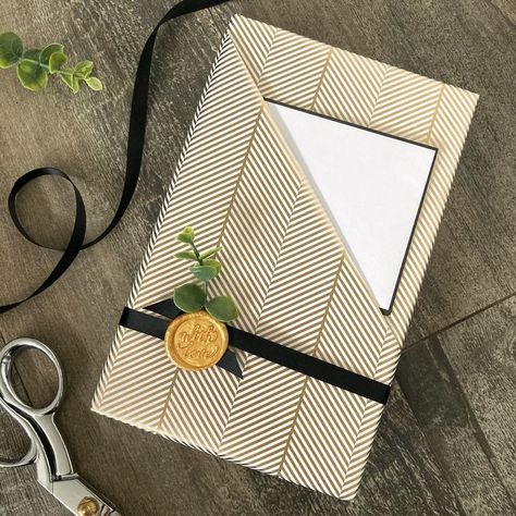 Wrapping Gifts Birthday, Gift Wrapping With Handle, Wrap A Present With A Pocket, Wrapping Mens Gifts, Creative Giftwrap Ideas, Small Square Gift Wrapping Ideas, Special Wrapping Ideas, Wrap Present With Pocket, Wrapping Tutorial Gift