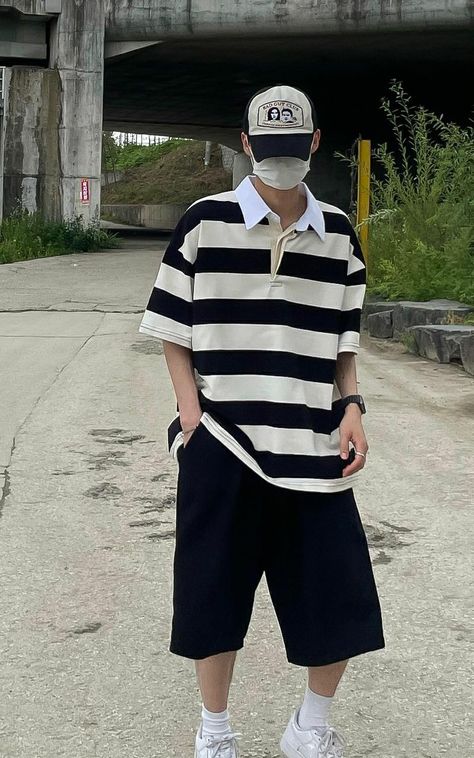 Summer Japanese Outfits Men, Mens 80s Fashion, Korean Outfits Men, Streetwear Outfit Men, Softboy Outfits, Outfit Cowok, Striped Tshirt Men, Korean Street Wear, Everyday Outfits Summer