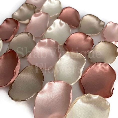 ⭐️Rose Gold Wedding Decor⭐️ https://etsy.me/3IOSIZr #weddingideas #confetti #weddingplanner #rosegold #blush #craftychaching Table Decor Birthday, Wedding Decor Boho, Rose Gold Wedding Decor, Flower Girl Petals, Bridal Honeymoon, Champagne Flowers, Boho Wedding Decor, Dessert Table Decor, Bridal Shower Tables