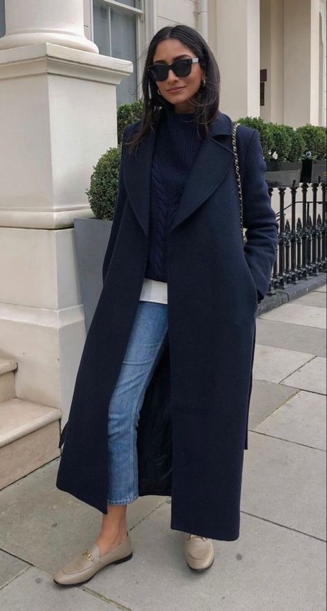 Navy Blue Coat Outfit, Navy Coat Outfit, Long Coat Outfit, Paris Outfits, Mode Casual, Looks Street Style, Casual Work Outfits, Coat Outfits, Casual Winter Outfits