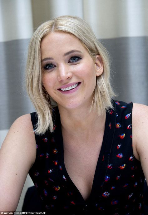 jennifer lawrence's hair was newly-dyed in a platinum shade and tousled in light waves... Jennifer Lawrence Blonde, Jennifer Lawrence Video, Jennifer Lawrence Hair, Jennifer Lawrence Photos, Jennifer Lawrence Pics, Celebrity Haircuts, Pixie Bob, Modern Hairstyles, The Hunger Games