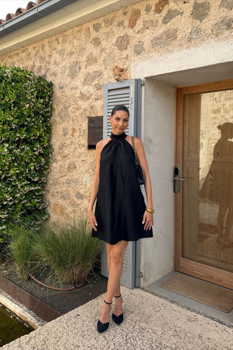 @sayoud looks stunning in the Sézane Léontina Dress in black. It features a high collar that ties at the back, flared volume, and a lined interior for added comfort. Perfect for any summer occasion! Black Tie Short Dress, Silk Short Dress, Black Summer Dress, Silk Dress Short, Cocktail Outfit, Summer Black Dress, Knitwear Dress, Fashion 2024, Midi Length Dress