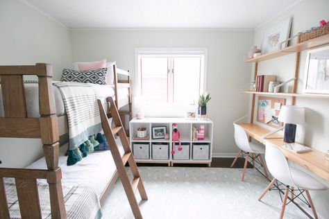 A light and bright kids' room makeover with bunkbeds and 3 desks. Kids Room Makeover, Bright Kids Room, Minimalist Kids Room, Shared Girls Room, Kids Shared Bedroom, Shared Kids Room, Shared Bedroom, Dekorasi Kamar Tidur, Shared Room