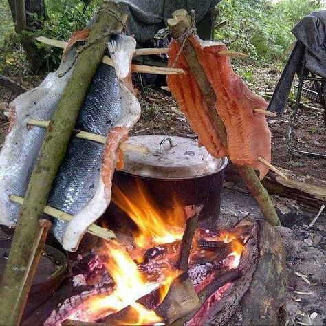 Miejski Survival, Wild Cooking, Bushcraft Cooking, Bushcraft Shelter, Cooking Photos, Foraged Food, Camping Nature, Survival Life Hacks, Bushcraft Camping