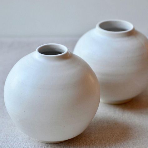 Traditional Korean Pottery, Korean Moon Jar, Korean Ceramics Pottery, Ceramic Moon Jar, Moon Jars Ceramics, Moon Pottery, Aesthetic Pottery, Moon Jars, Korean Ceramics