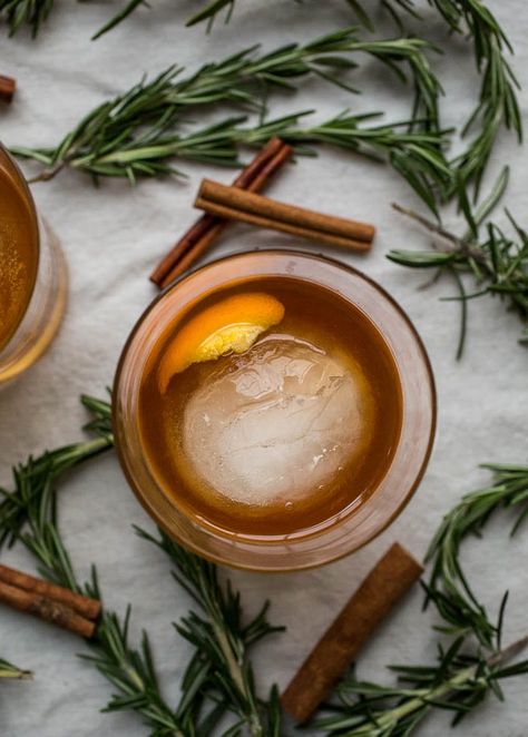 Rosemary Old Fashioned, Rosemary Simple Syrup, Thanksgiving Cocktails, Alcoholic Drink, Bourbon Cocktails, Winter Drinks, Old Fashioned Recipes, Christmas Cocktails, Holiday Cocktails