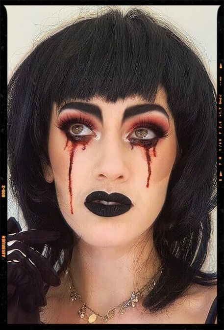 Poisoned Makeup Halloween, Widow Makeup Halloween, Simple Horror Makeup, Easy Gore Makeup, Demoness Makeup, Halloween Makeup Looks Blood, Halloween Costumes Gore, Easy Horror Makeup, Crying Blood Makeup