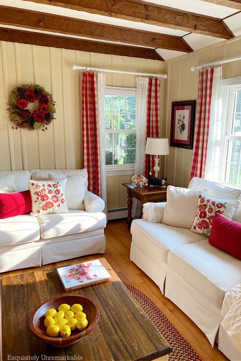 Red And White Living Room Ideas, Red And Beige Living Room, Red And White Living Room, Cottagecore Living Room, Grandmacore Aesthetic, Cottage English, Cottage Style Living Room, Cottage Style Furniture, Living Room Panelling