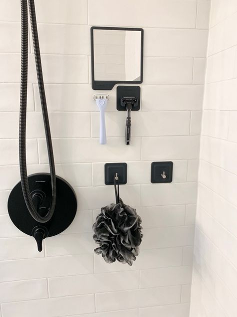 Decorate Shower Bathroom, Bathrooms With Black Accessories, Minimalist Shower Organization, Minimal Apartment Bathroom, Organized Shower Aesthetic, Modern Farmhouse Bathroom Accessories, Modern Bathroom Organization, Men’s Bathroom Organization, Black Bathroom Apartment