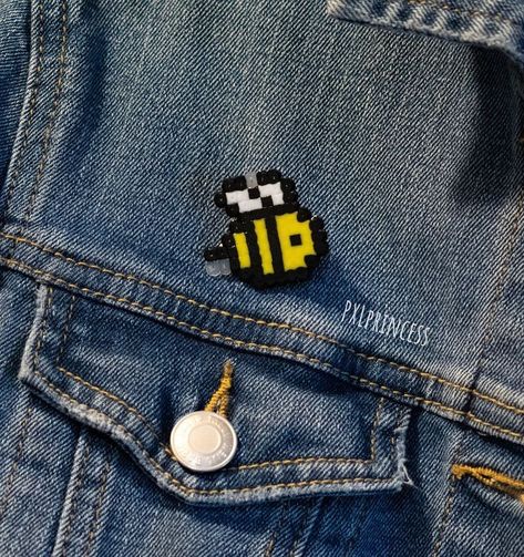 Kawaii Brooch, Kawaii Bee, Pixel Art Kawaii, Melt Beads Patterns, Hamma Beads Ideas, Easy Perler Bead Patterns, Pixel Beads, Pearl Beads Pattern, Easy Perler Beads Ideas