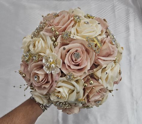 Handmade quinceañera bouquet with Blush Pink and Dark Champagne roses. Finished off with Gold brooches. Décor can be changed upon request. *This is a made to order bouquet* *Please note brooches can change in style based on availability*