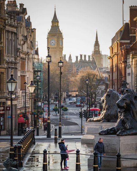 We LOVE England🇬🇧🏴󠁧󠁢󠁥󠁮󠁧󠁿 on Instagram: “Trafalgar Square, London🇬🇧 One of London’s most vibrant spaces in the middle of the city, Trafalgar Square is a centre of national…” Road Trip Uk, Trafalgar Square London, London Square, London Dreams, London Aesthetic, Trafalgar Square, After The Rain, London Town, Dream City