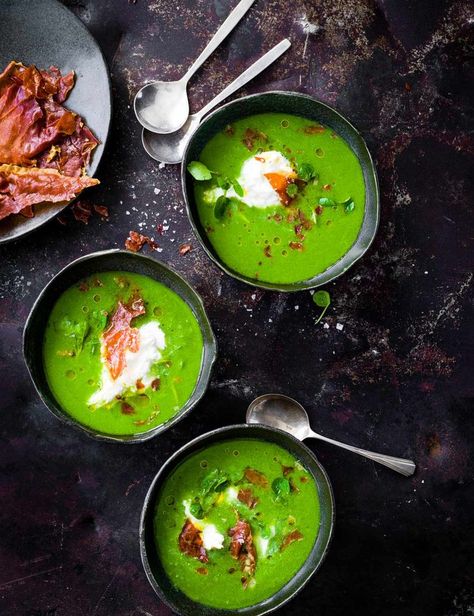 Green Gazpacho Recipe with Burrata and Prosciutto Check out this vibrant gazpacho recipe with punchy jalapeños, crispy prosciutto and creamy burrata. Chilling this gazpacho will allow its flavours to develop fully. You could use red tomatoes, but you won’t get as vivid a colour Green Gazpacho Recipe, Green Gazpacho, Soup Art, Tomato Gazpacho, Gazpacho Soup, Fast 800, Gazpacho Recipe, Chilled Soup, Summer Soup