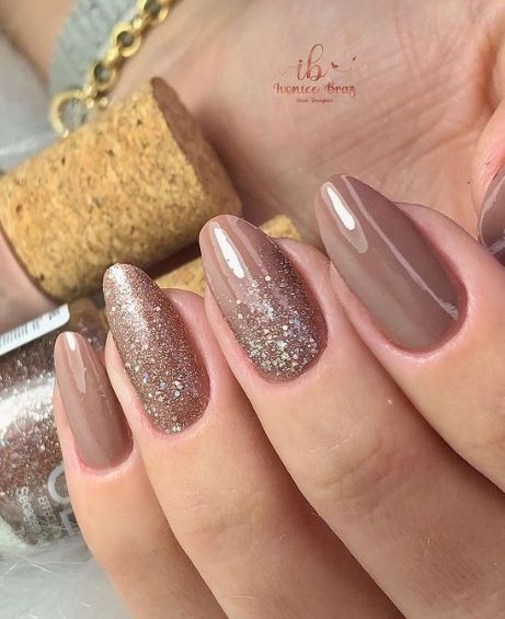 Nude Nails With Glitter, Ongles Beiges, Taupe Nails, Nagellack Trends, Fall Gel Nails, Nude Nail Designs, Beige Nails, Makijaż Smokey Eye, Makeup Aesthetic