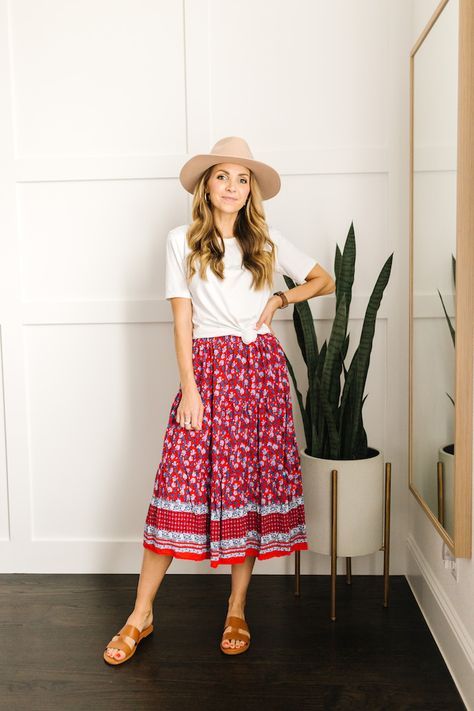 white tee with floral skirt How To Wear A Shirt With A Skirt, Skirt With T Shirt Outfit, How To Tie A Shirt Knot, How To Tie A Shirt, Everyday Mom Style, How To Tie A Knot, Scrunchie Headband, Jeans And White Sneakers, Shirt Knot