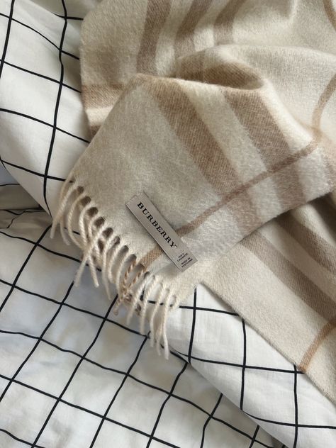 Light brown burberry scarf, 100% cashmere on a white and black gridded blanket Burberry Aesthetic, Jasmine Santos, Scarf Aesthetic, Crochet Scarf For Beginners, Burberry Sweater, Easy Crochet Stitches, Cute Scarfs, Scarf Outfit, Burberry Scarf