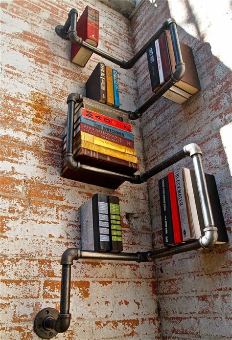 einrichtungsideen-wohnen röhre bücherregale diy industrieller stil wohnzimmer einrichten wohnidee Pipe Bookshelf, Koti Diy, Creative Bookshelves, Pipe Furniture, Bookshelf Design, Pipe Shelves, Industrial Pipe, Bookshelves Diy, Interior Design Magazine