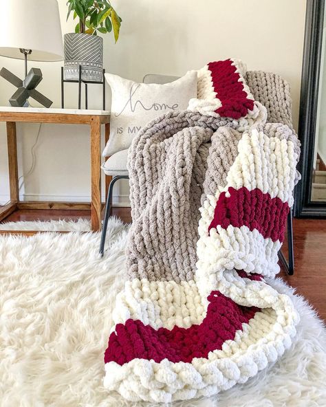 Christmas Knit Blanket Pattern, White Chunky Blanket, Chunky Blanket Color Combos, Chunky Knit Blanket Color Combos, Chunky Blanket Color Ideas, Chunky Knit Blanket Pattern Color Combos, Diy Blankets, Chunky Blanket Diy, Chunky Blanket Pattern