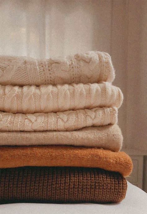 Autumn Aesthetic Sweaters, Minimalist Autumn Aesthetic, Cozy Fall Sweater Aesthetic, Fall Sweater Aesthetic Wallpaper, Classic Fall Aesthetic, Cozy Sweater Aesthetic Autumn, Muted Fall Aesthetic, Sweater Autumn Aesthetic, Fall Cream Aesthetic