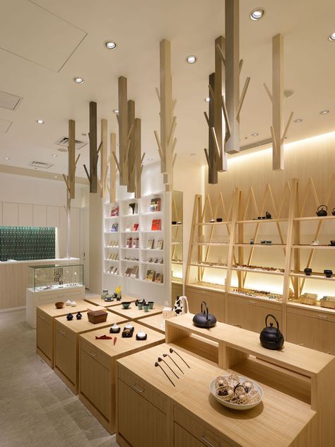 Masters Craft Palace Hotel Tokyo - Graphis Portfolio Ceramic Store, Retail Inspiration, Tokyo Design, Interior Vintage, Regal Design, Deco Originale, Ceramic Shop, Retail Store Design, Retail Interior